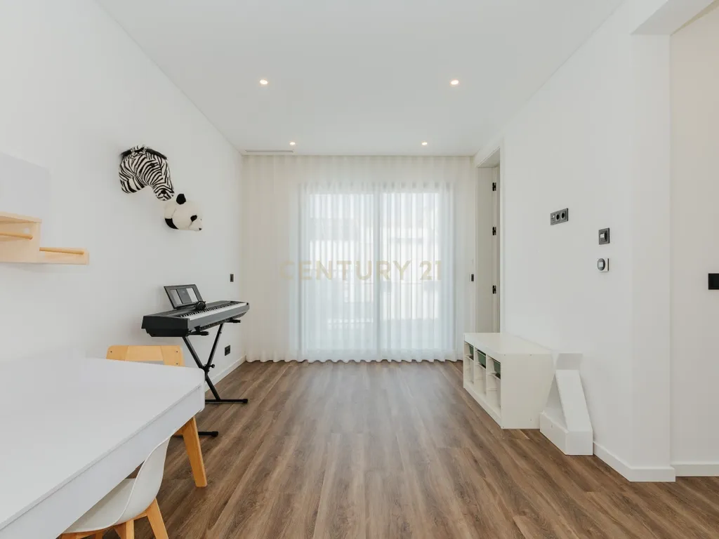 Moradia T4 com piscina e 3 suites | A escolha inteligente para viver com mais espaço a minutos de Lisboa - Image 22