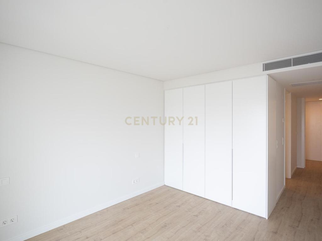Apartamento T4 duplex com 3 estacionamentos e piscina privativa - Areeiro - Image 9