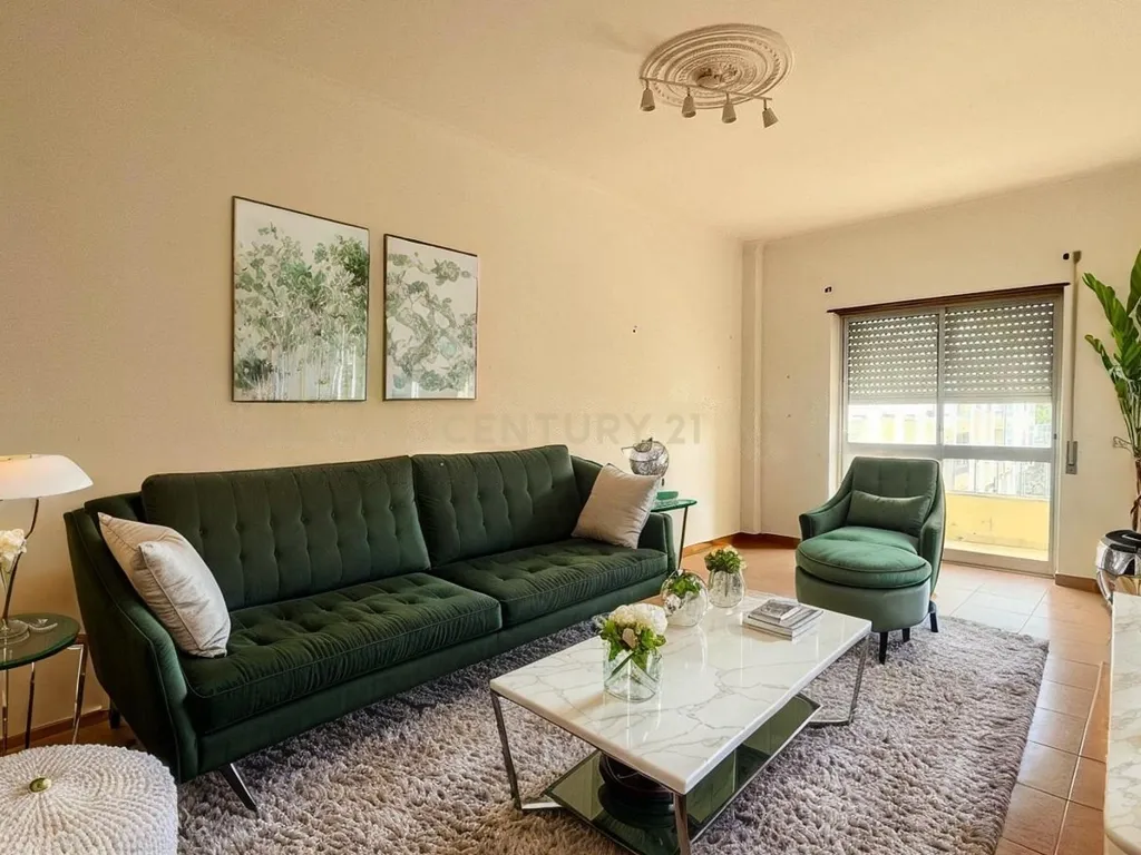 Apartamento T2 com Duas Varandas, no Centro do Pinhal Novo - Image 1