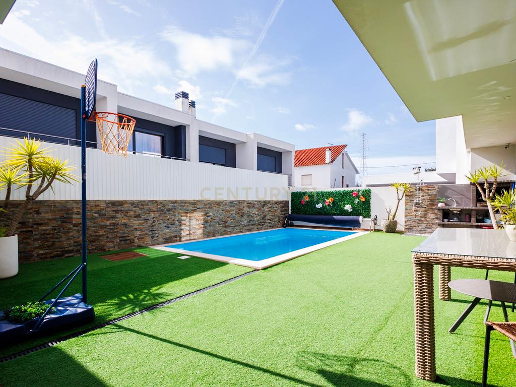 Moradia Moderna com Piscina e Acabamentos de Excelência na Marisol - Image 41