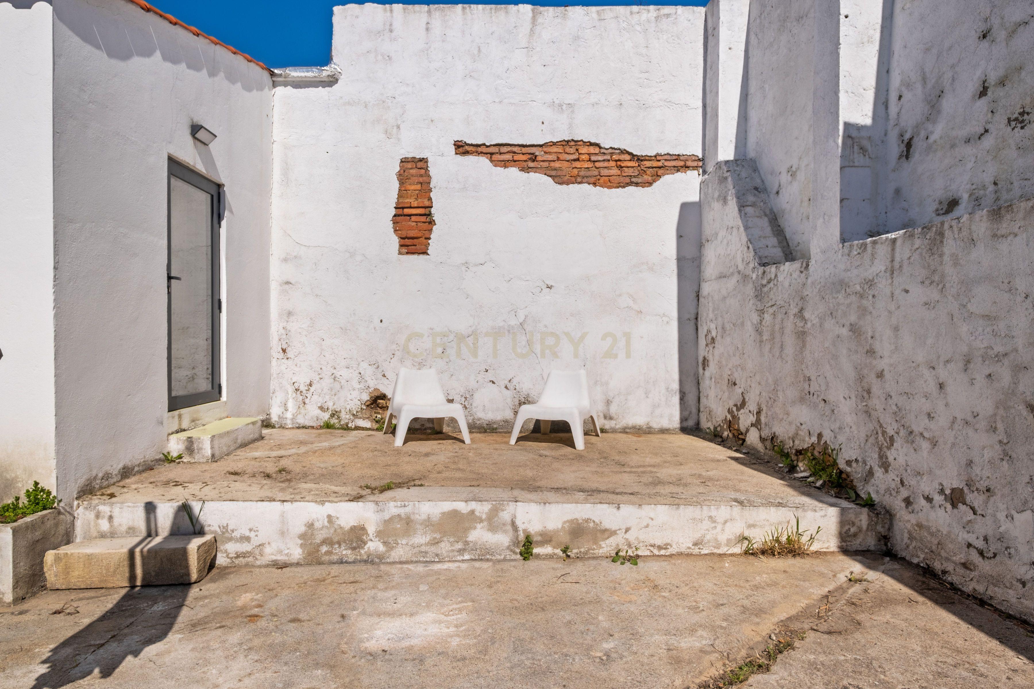 Fotografia 3 de Prédio T1 +1 com Licença para Alojamento Local e comércio