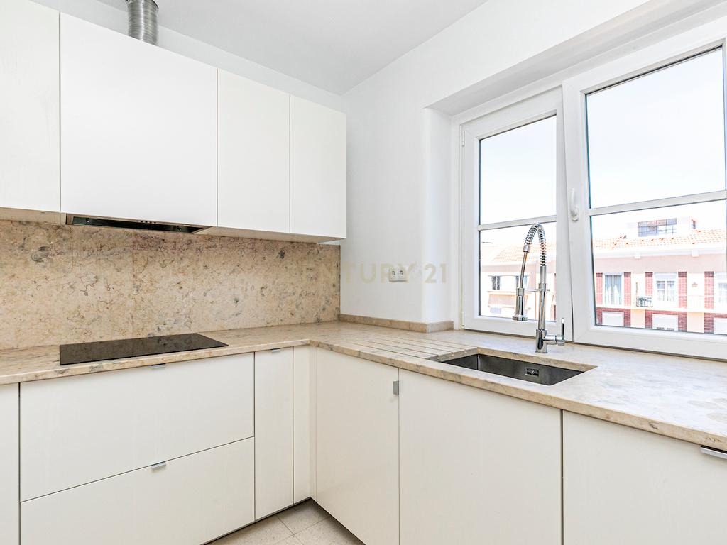 Apartamento T3 renovado para arrendamento na Avenida de Roma com elevador - Image 5