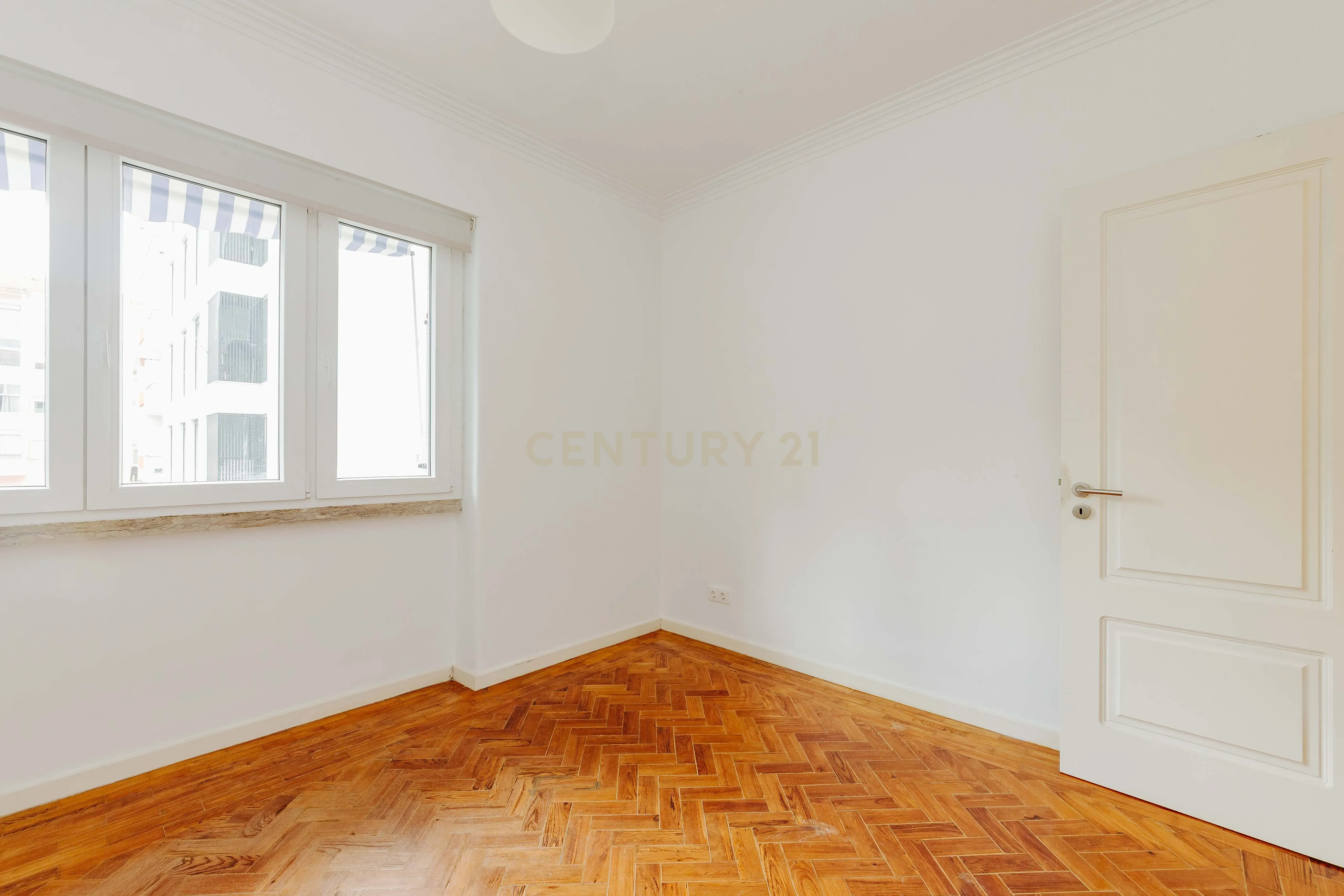 APARTAMENTO T5 REMODELADO SALDANHA LISBOA - Image 37