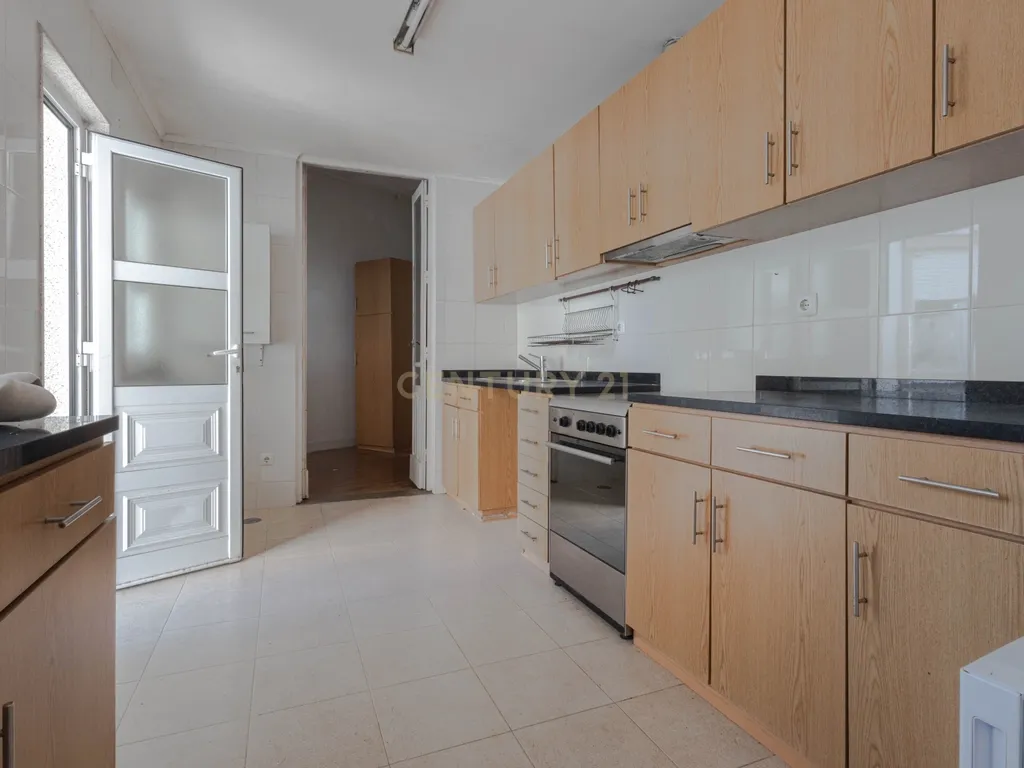 Moradia T4 de Charme, Quatro Frentes com Amplo Espaço Exterior - Image 20