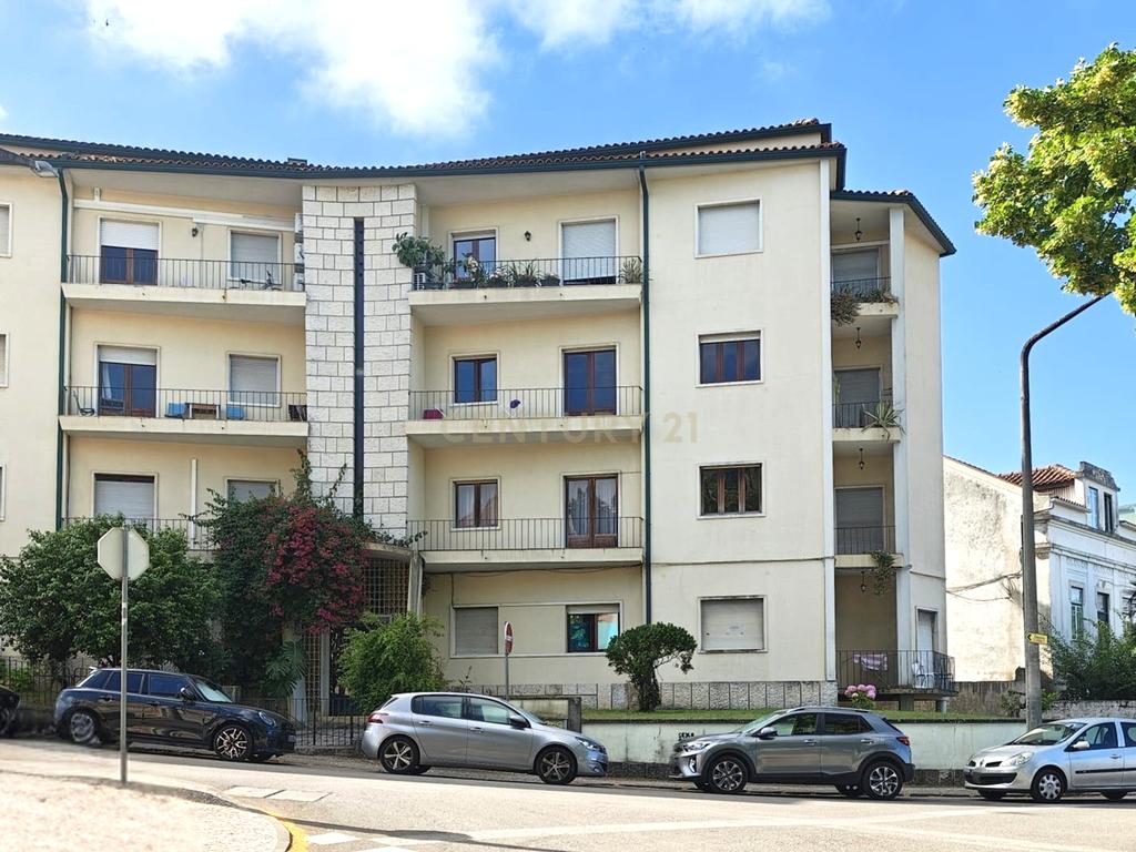 Apartamento T4+1 com Vista Panorâmica em Coimbra - Image 1