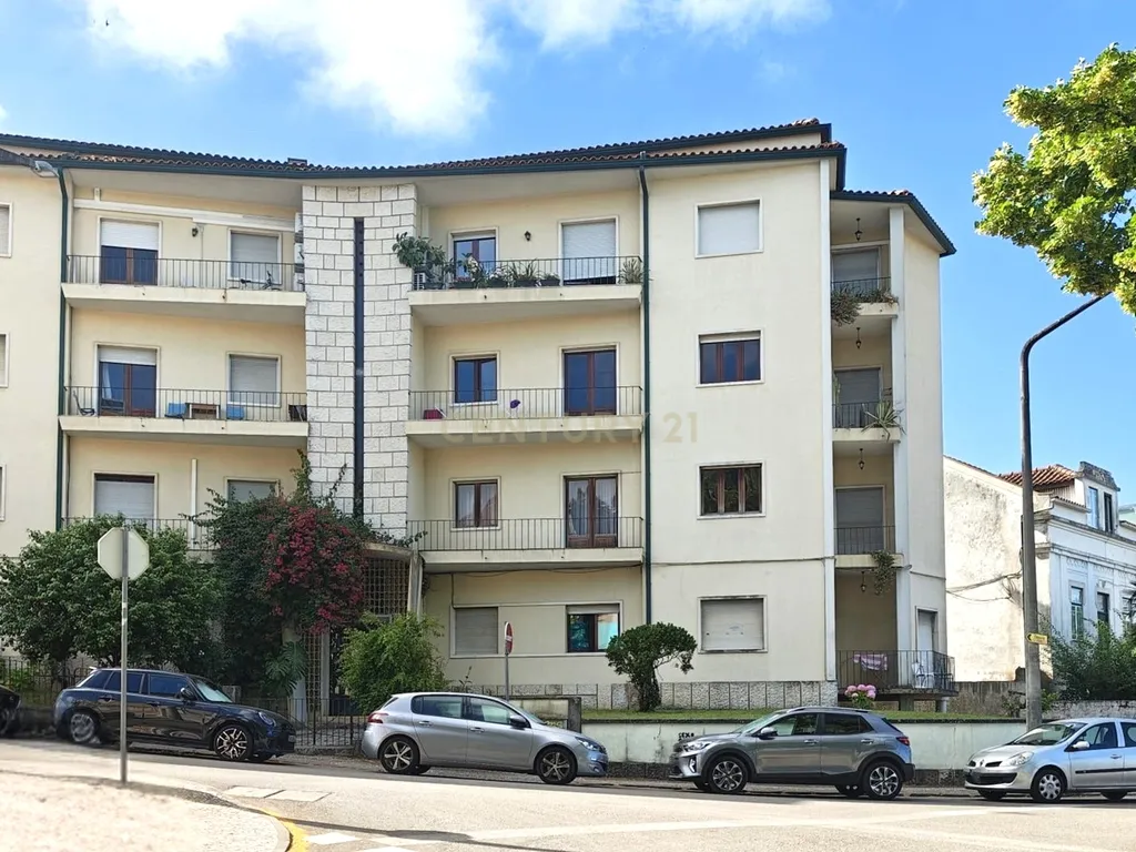 Apartamento T4+1 com Vista Panorâmica em Coimbra - Image 1