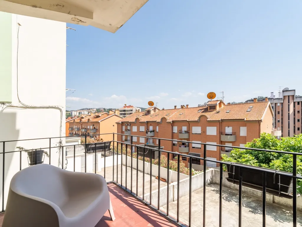 Apartamento T3+1 com logradouro e estacionamento privativos e sótão independente rentabilizado – Bairro Norton de Matos - Coimbra - Image 5