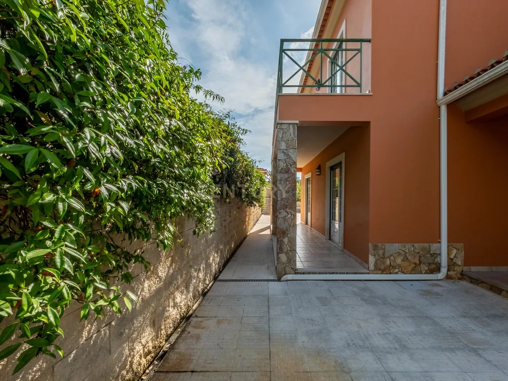 Elegante Moradia T4 com Piscina e Jardim em Mafra: Um Equilíbrio Perfeito entre Campo e Praia - Image 4