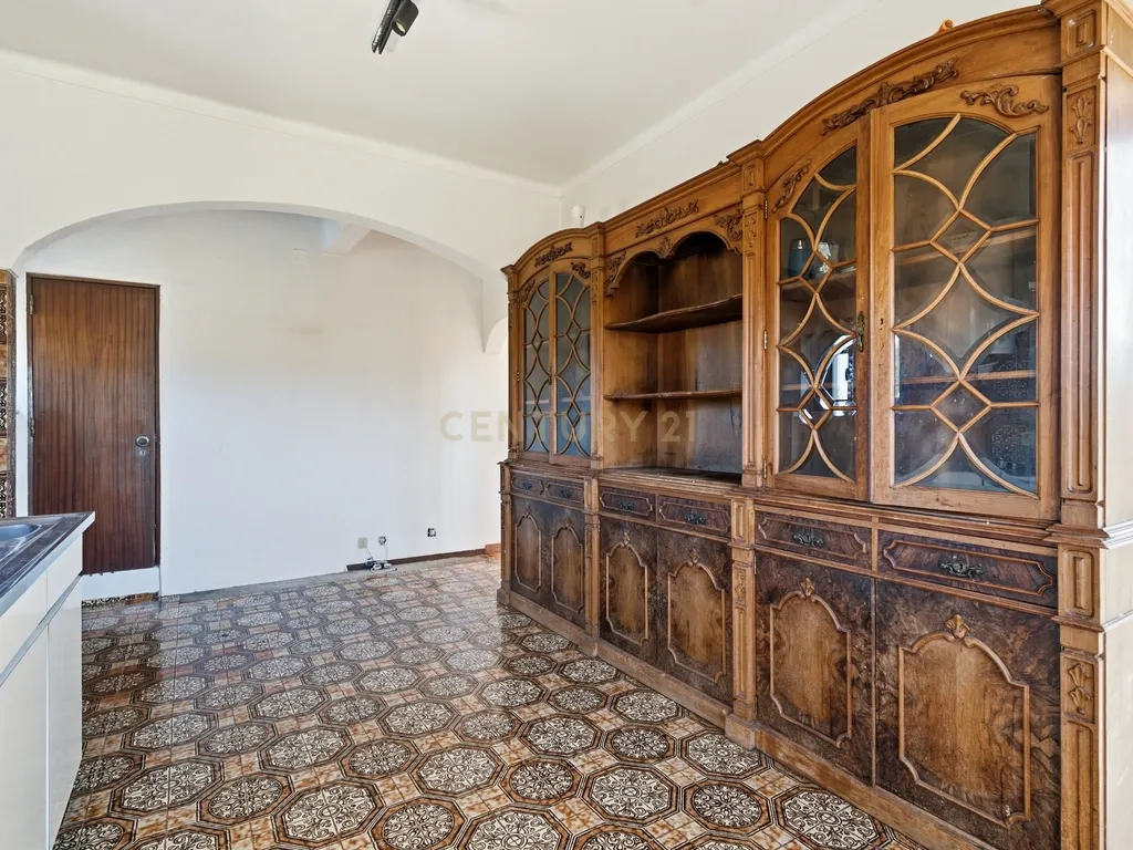Moradia T7 de dois pisos com garagem, jardim e anexos | Terreno 894 m² na Paz em Mafra - Image 11