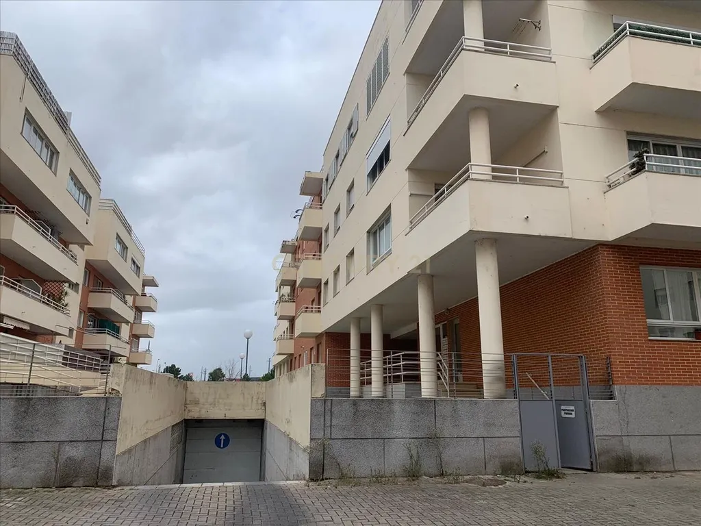 Apartamento T4 c/suite e estacionamento Alhos Vedros - Image 22