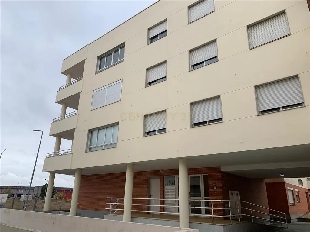 Apartamento T4 c/suite e estacionamento Alhos Vedros - Image 1