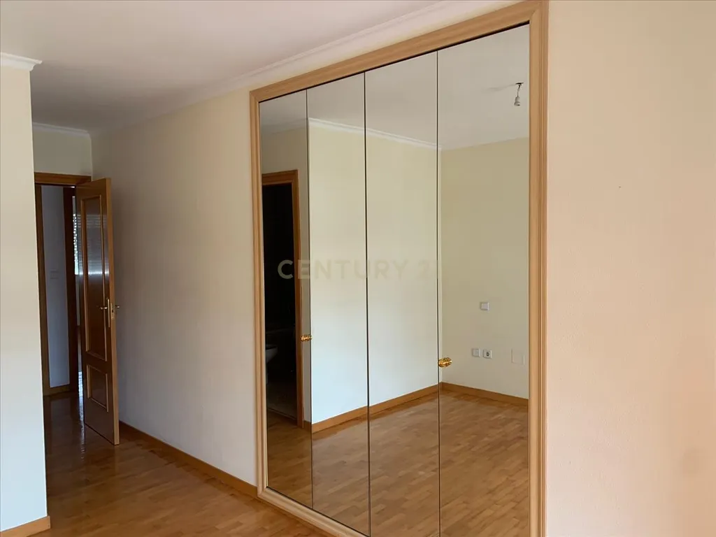 Apartamento T4 c/suite e estacionamento Alhos Vedros - Image 9