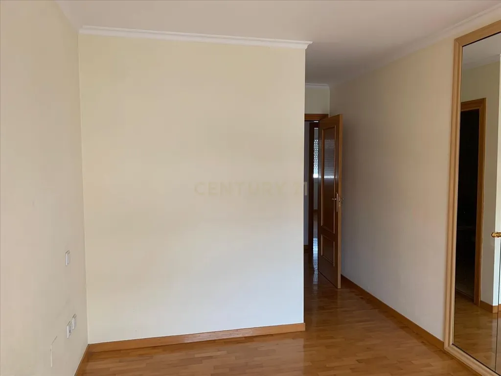 Apartamento T4 c/suite e estacionamento Alhos Vedros - Image 8