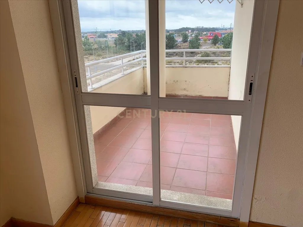 Apartamento T4 c/suite e estacionamento Alhos Vedros - Image 5