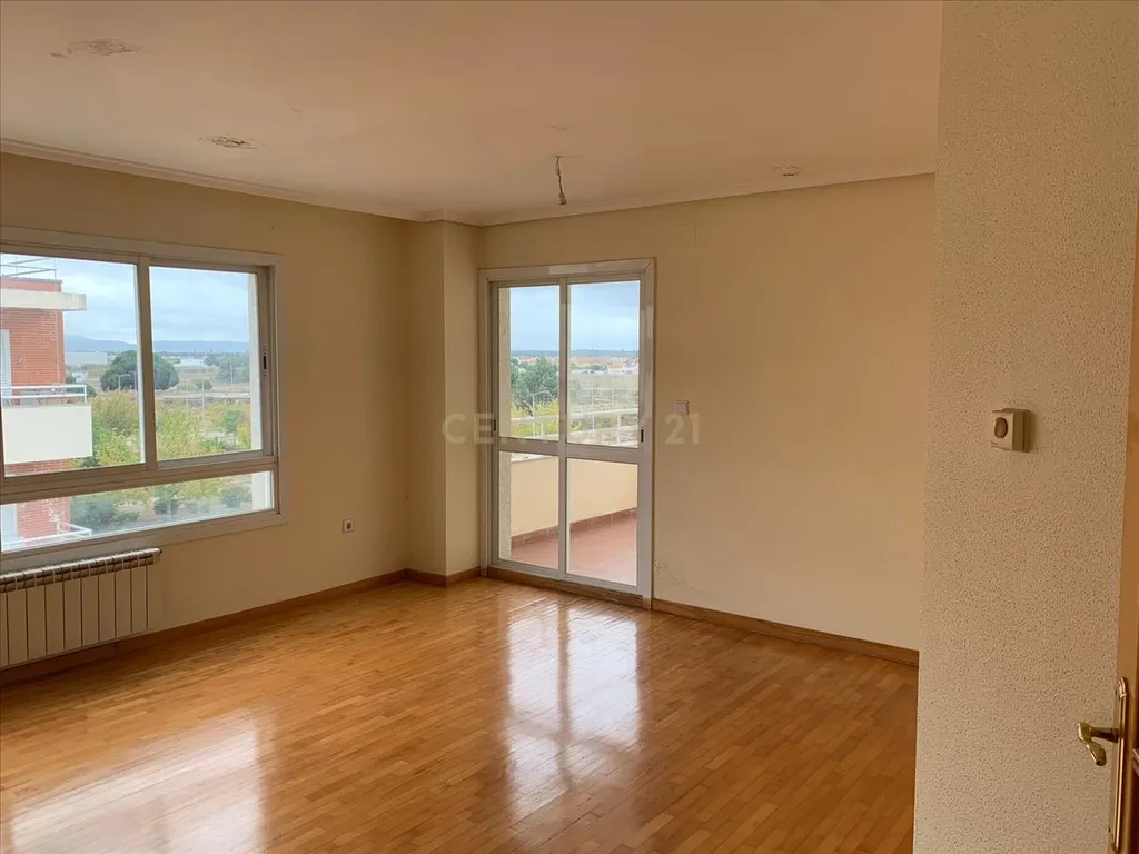 Apartamento T4 c/suite e estacionamento Alhos Vedros - Image 3