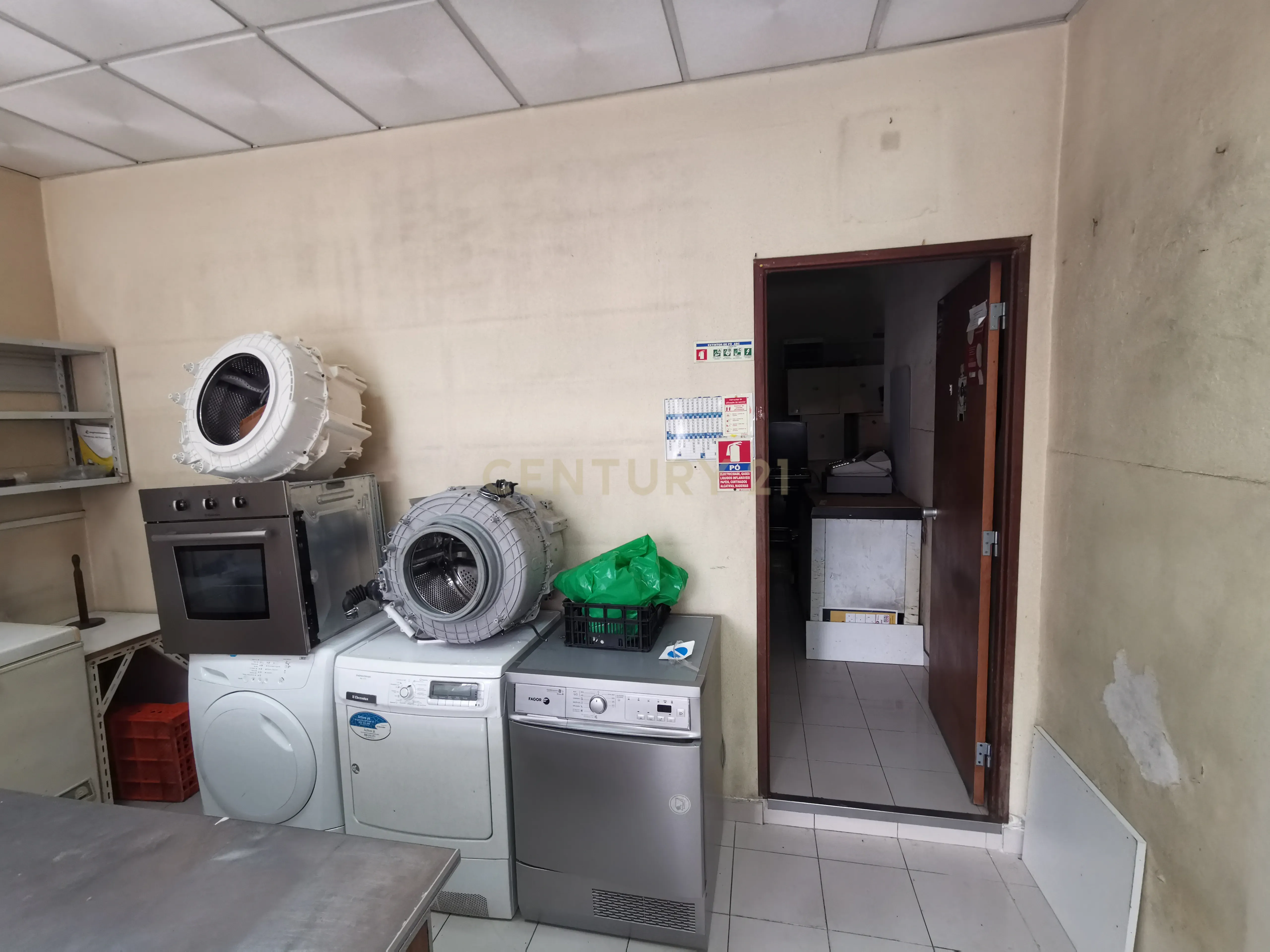 Fotografia 3 de Vende-se Loja , ou Garagem  ou outros ramos de Negócio- Cova da Piedade- Barrocas