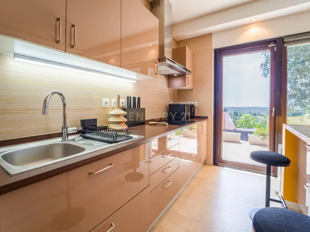 Propriedade com três habitações, piscina aquecida e sauna, num terreno de 10.000 m² - Image 33