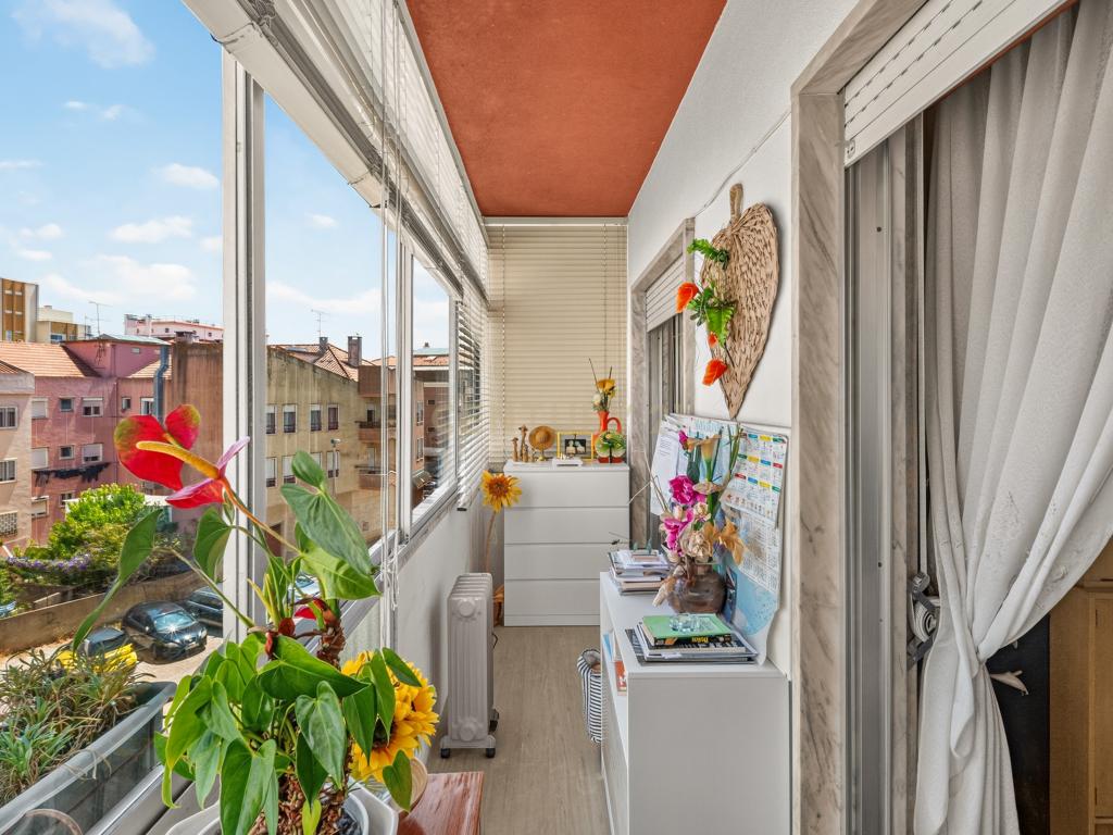 Apartamento T2 com Duas Varandas e Excelente Localização - Image 11