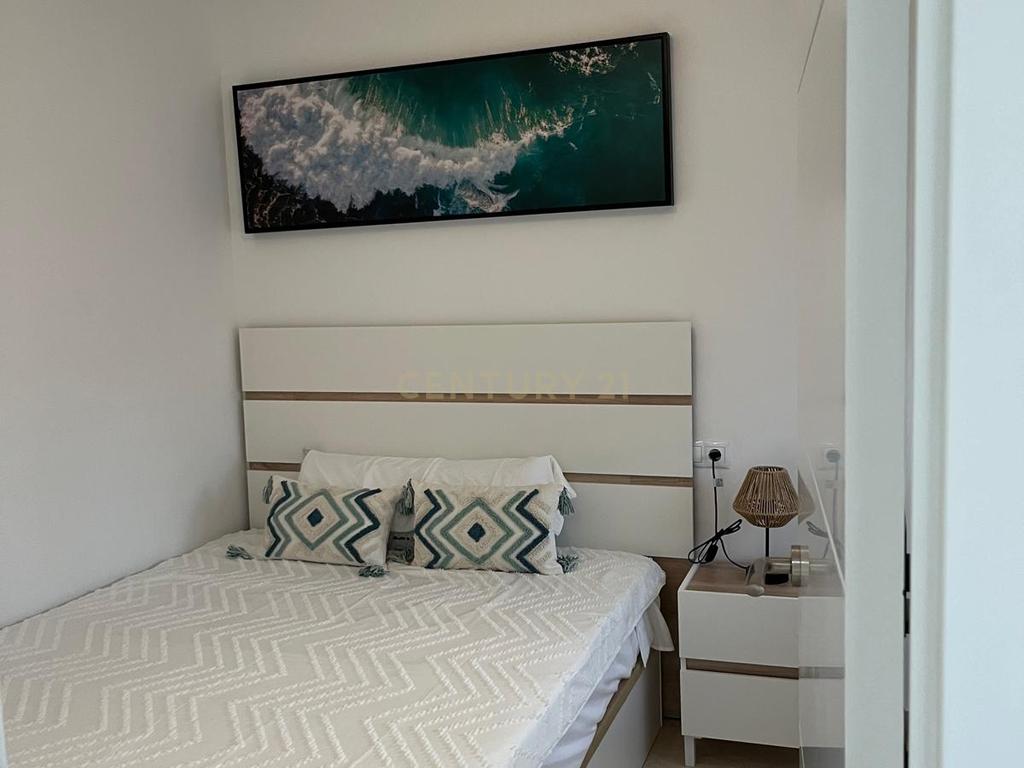 Apartamento T2 em Málaga com Vista para a Cidade e Montanha - Image 6