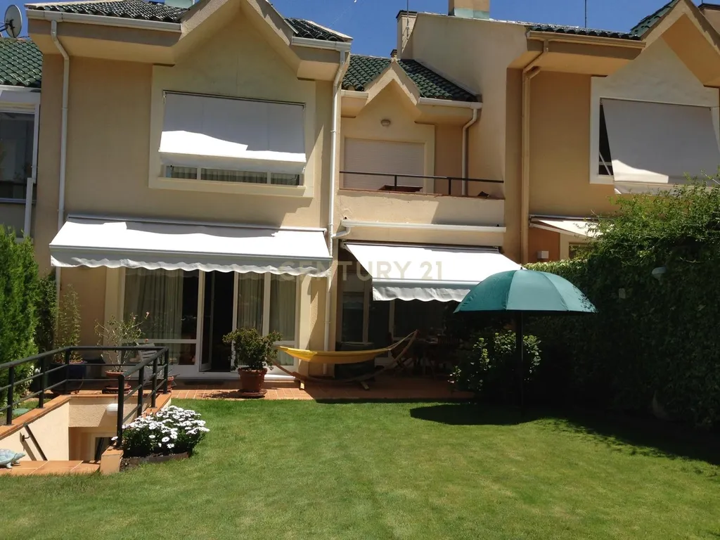 Luxuosa Moradia Renovada em Madrid com Vista para a Cidade - Image 18