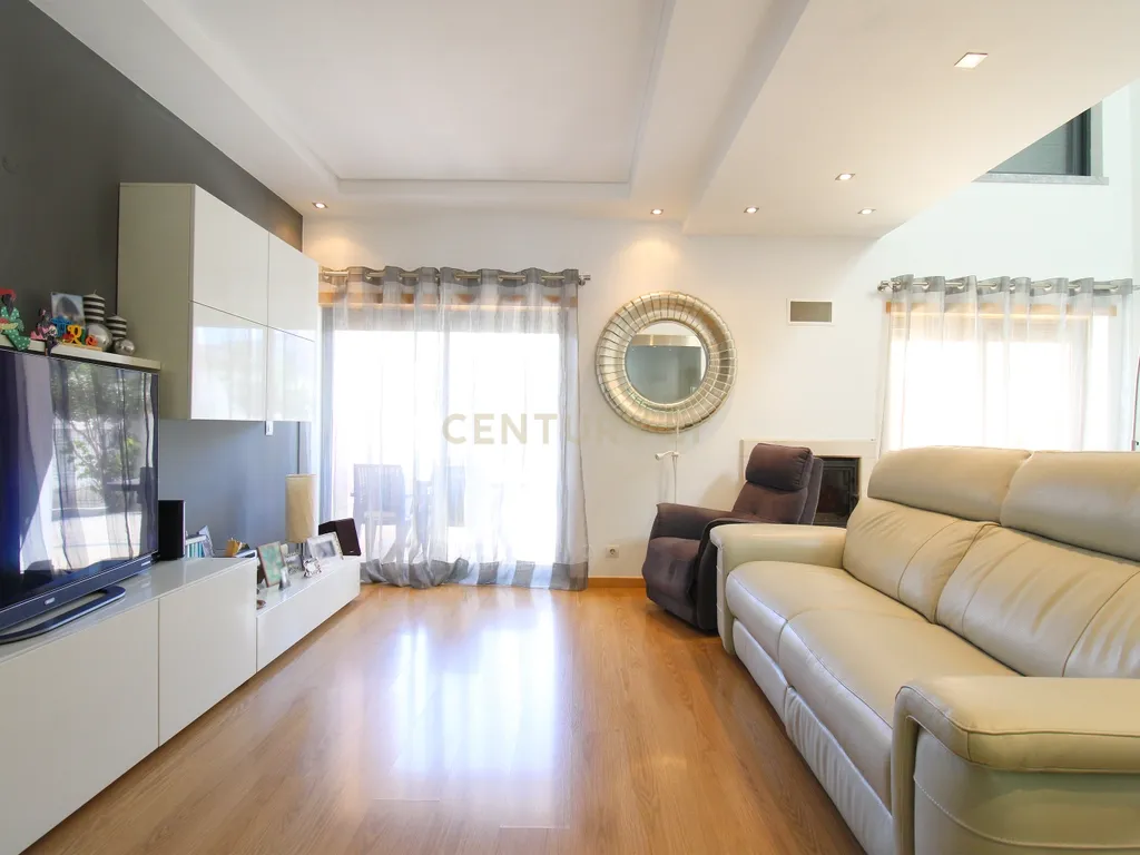 Moradia Contemporânea V3+1 Seixal - Image 22