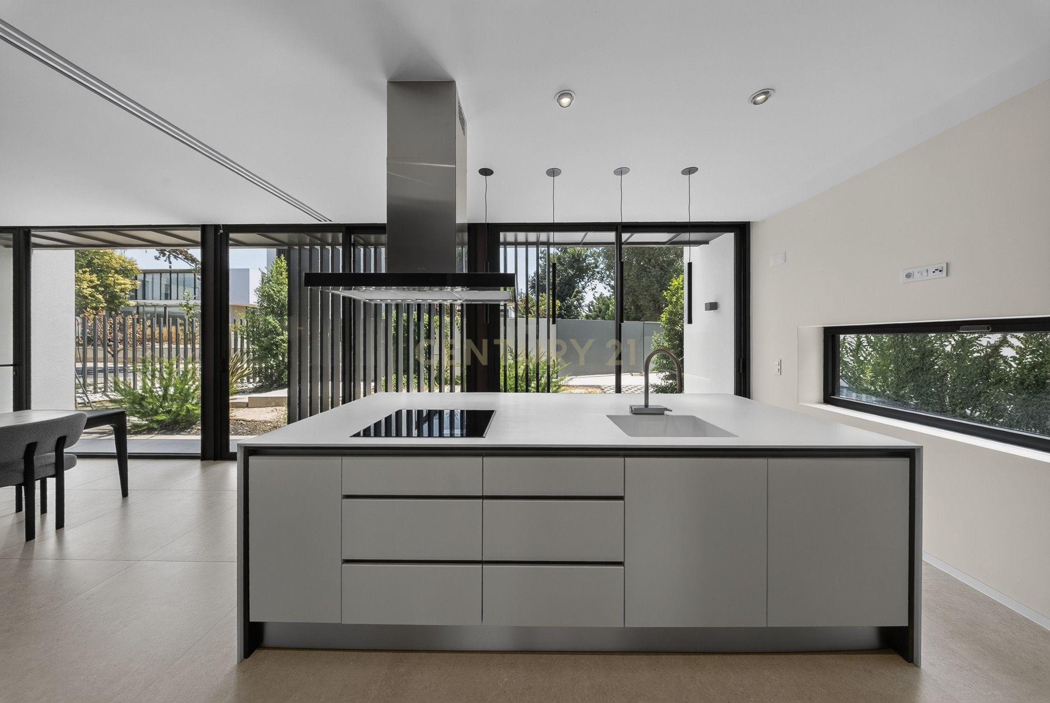 Fotografia 10 de Moradia T4 | Área de Construção: 380m² | Lote: 502m² | 3 Pisos | Piscina Privada
