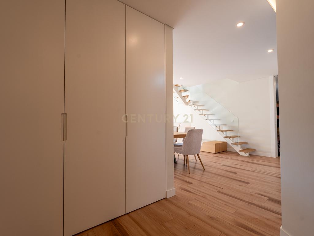 Apartamento T3+1 duplex, com terraço e estacionamento, no centro da cidade de Torres Vedras - Image 7