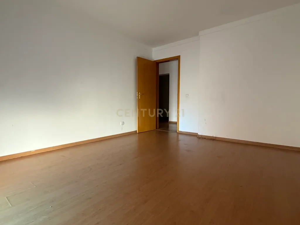 Apartamento T3 com Três Lugares de Estacionamento e Arrecadação, em Setúbal - Image 8