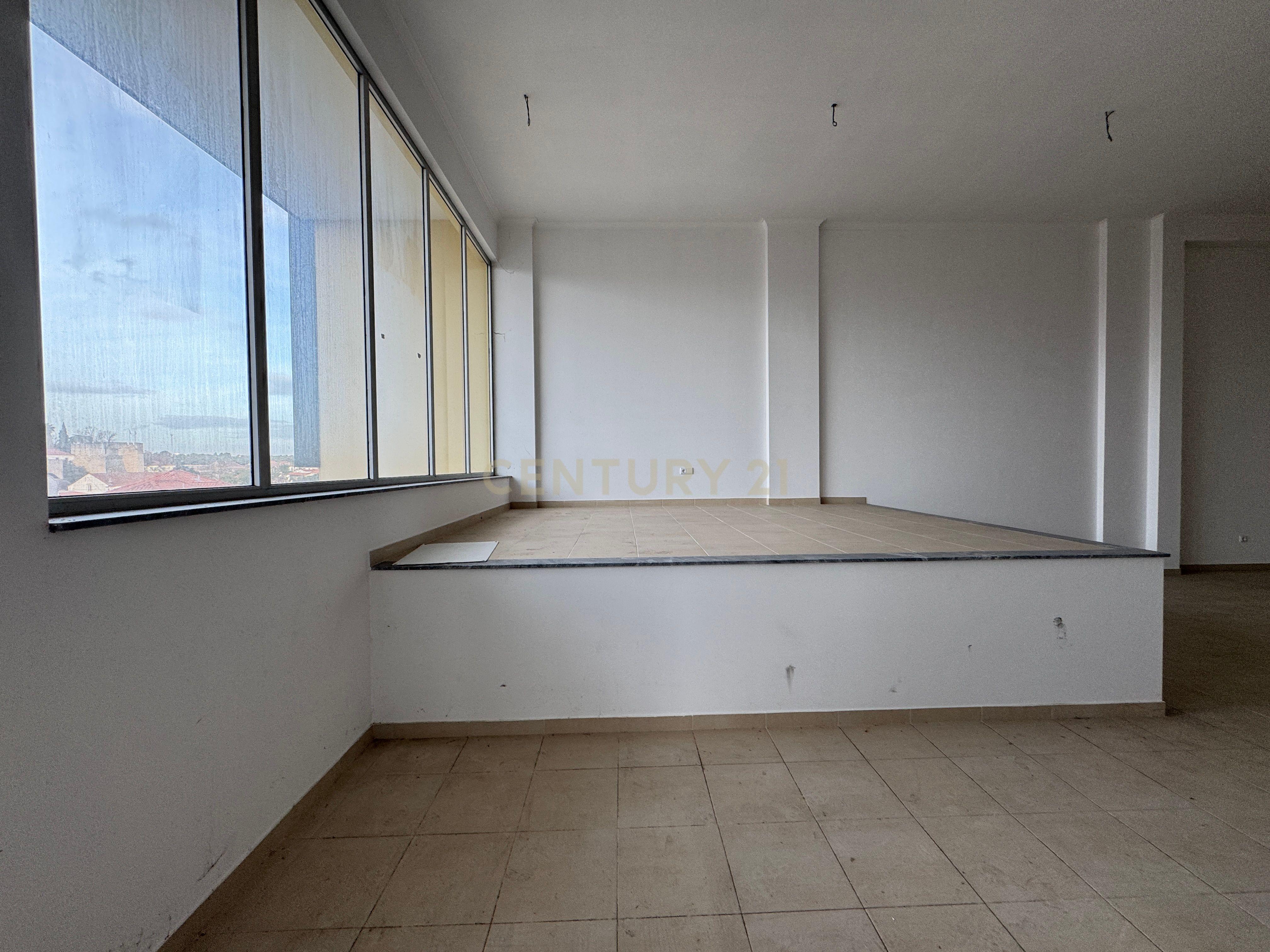 Fotografia 2 de Loja / armazém em Torres Novas com bons acessos