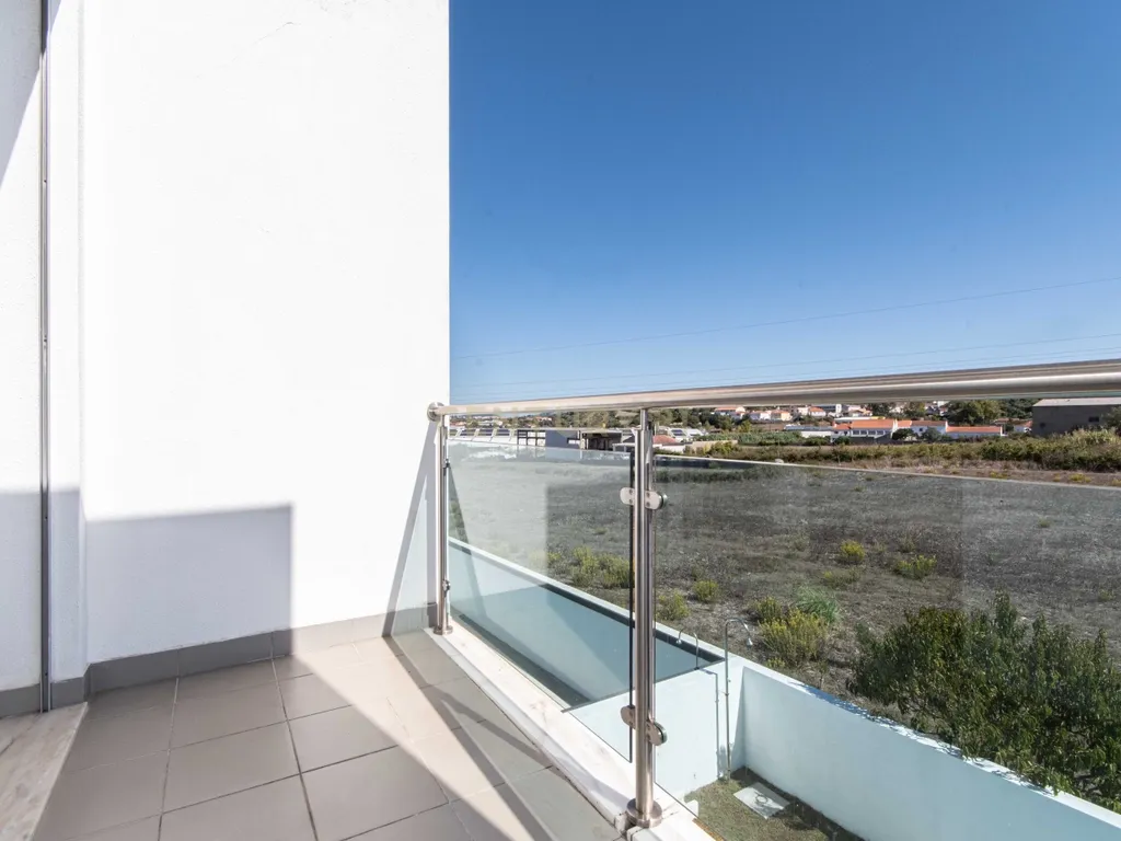 Moradia Isolada de Arquitetura Moderna com Piscina, Jardim e Garagem (Morelena /Pêro Pinheiro) - Image 39