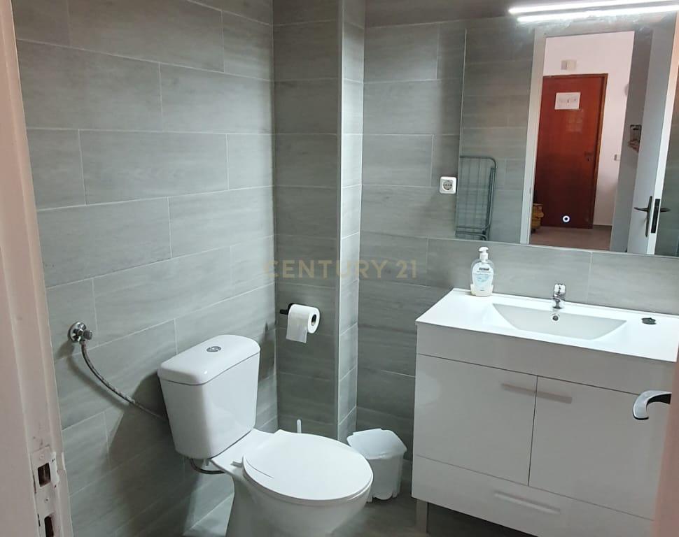 NÃO PERCA ESTA GRANDE OPORTUNIDADE! FANTÁSTICO APARTAMENTO T1 ESPAÇOSO TOTALMENTE REMODELADO EM CONDOMINIO FECHADO COM AMPLA VARANDA, PISCINA, RECEPÇÃO E SEGURANÇA 24H A PASSOS DA PRAIA! - Image 9