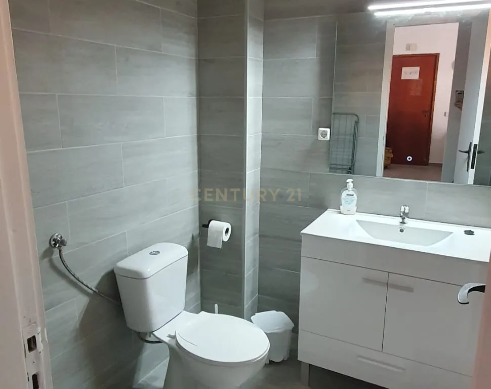 NÃO PERCA ESTA GRANDE OPORTUNIDADE! FANTÁSTICO APARTAMENTO T1 ESPAÇOSO TOTALMENTE REMODELADO EM CONDOMINIO FECHADO COM AMPLA VARANDA, PISCINA, RECEPÇÃO E SEGURANÇA 24H A PASSOS DA PRAIA! - Image 9