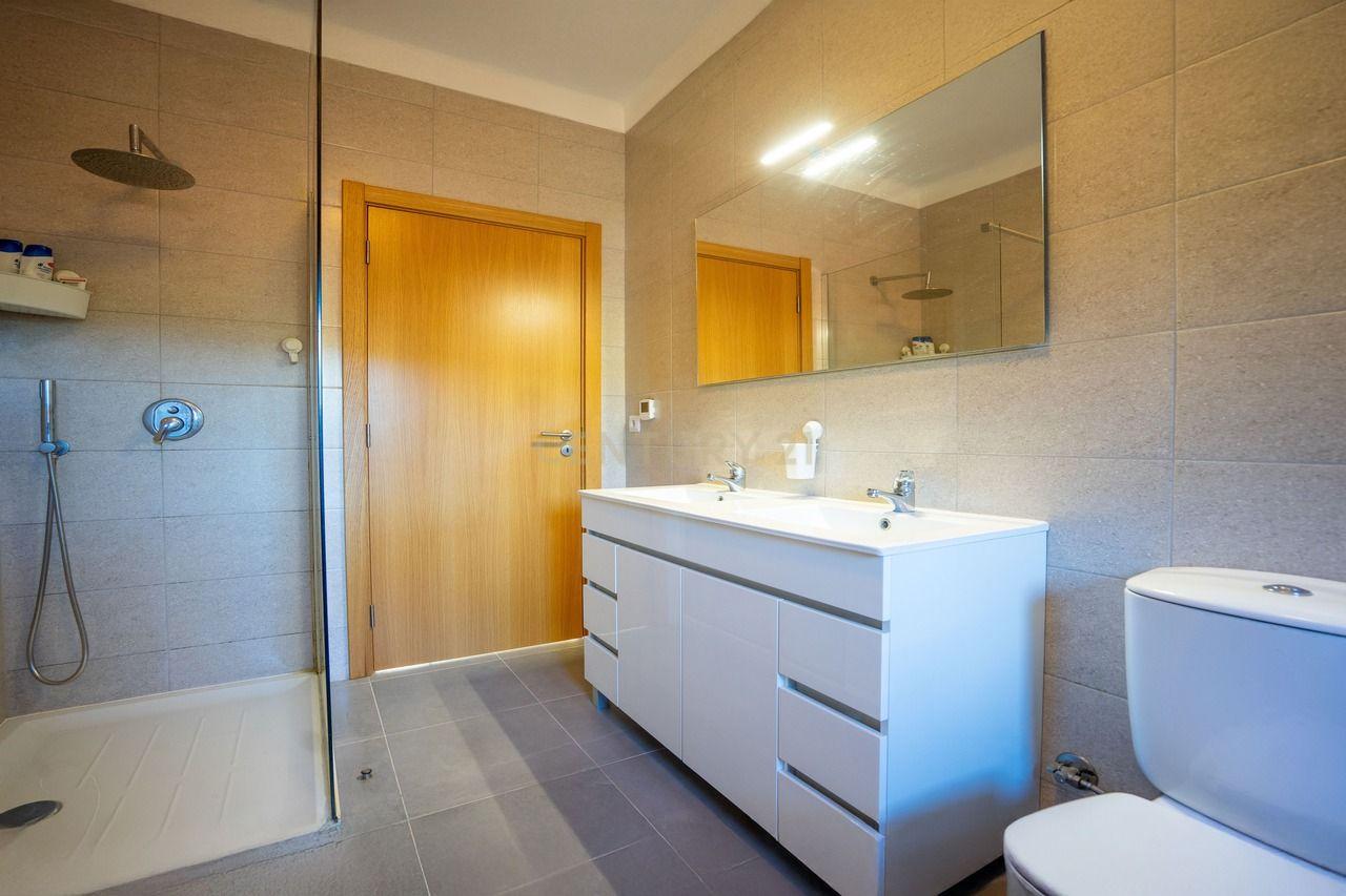 Moradia T4 de qualidade em estado novo com varanda coberta, piscina, terraço, jardim,canil,garagem dupla e vistas boas numa localização sossegada - Image 54