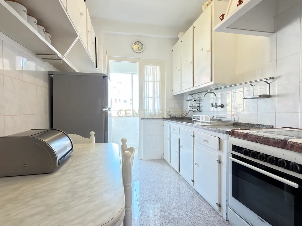Apartamento T2 para remodelar com vista para o Convento de São Vicente - Image 4