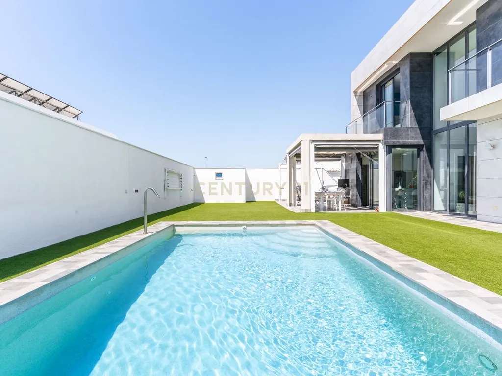 Luxuosa Moradia T4 com Vista Mar e Piscina em Almería - Image 67