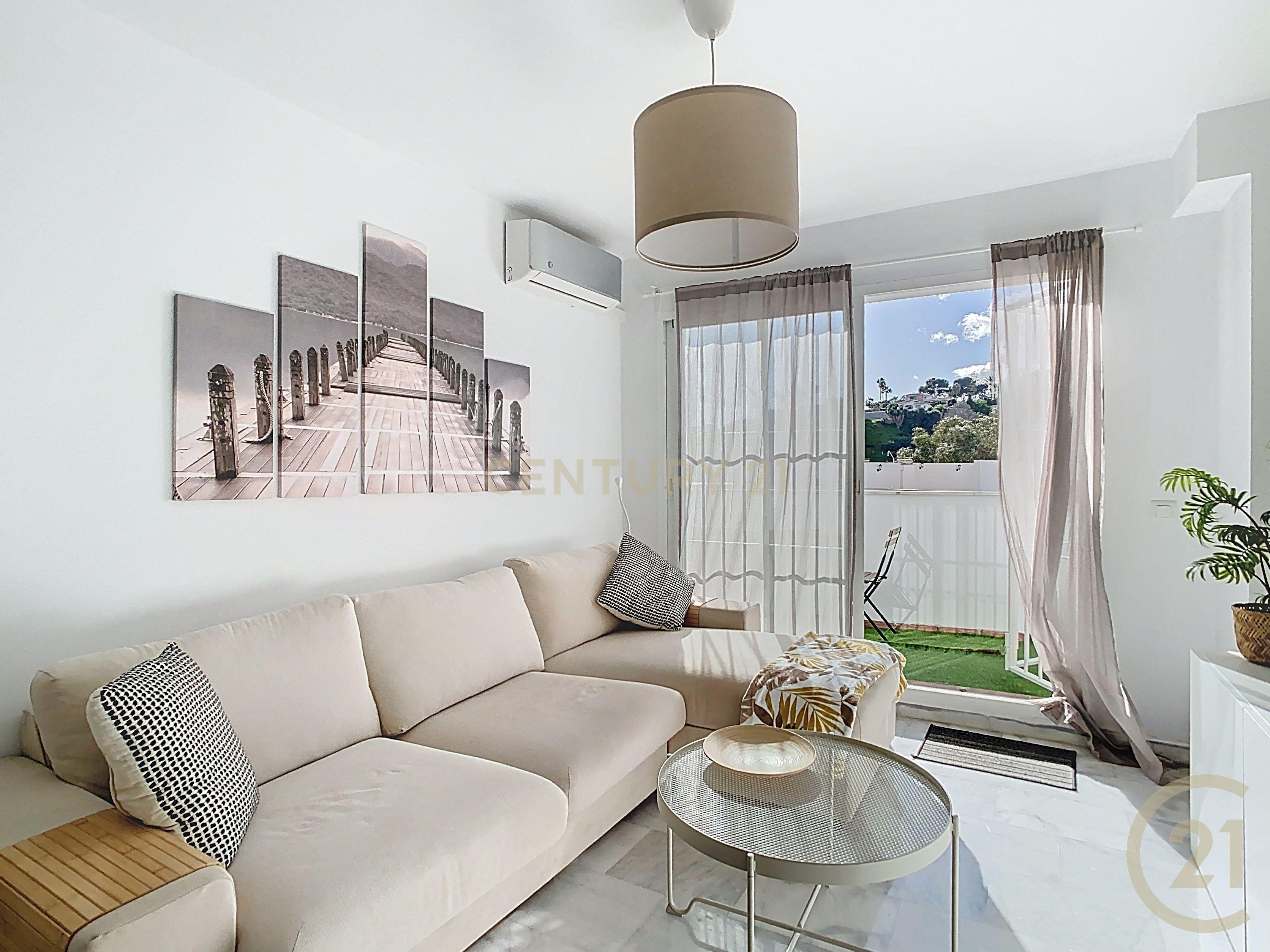 Apartamento Renovado com Vista Panorâmica em Málaga - Image 1
