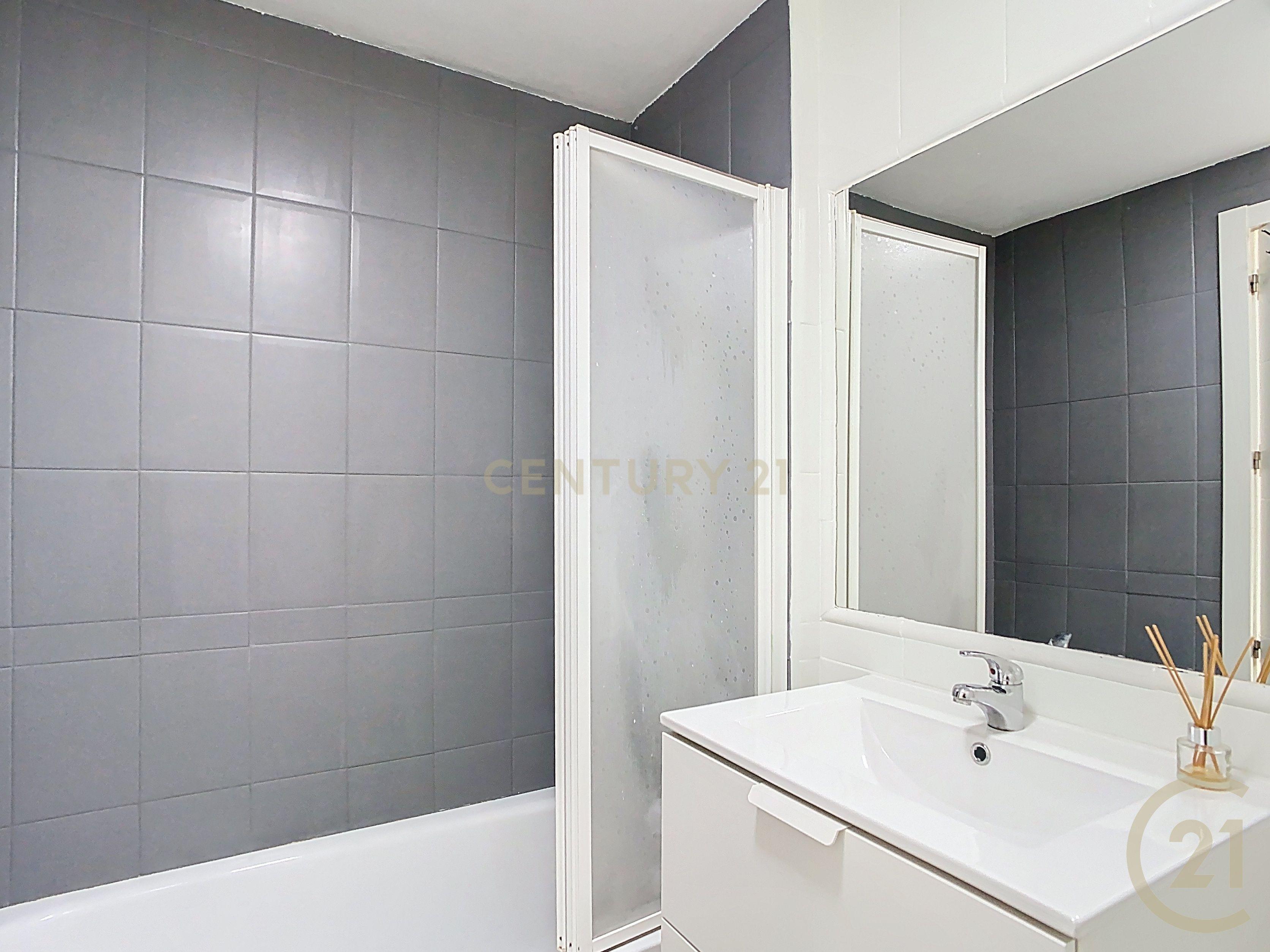 Apartamento Renovado com Vista Panorâmica em Málaga - Image 7