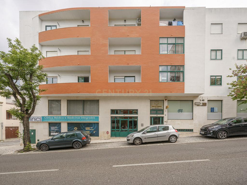 Apartamento T2 com Parqueamento, Varandas e Lareira - Perto do Centro da Cidade - Image 1