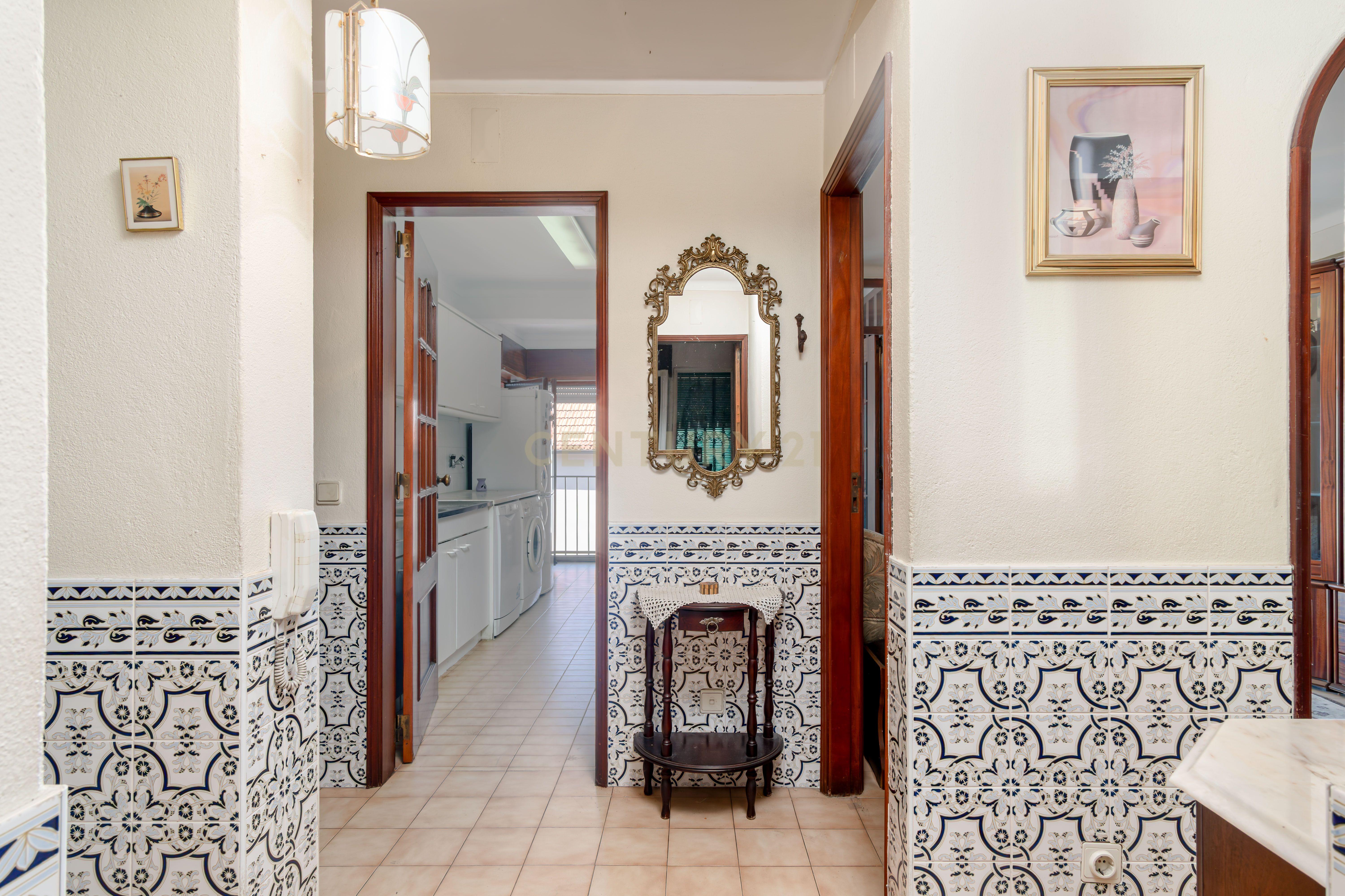 Fotografia 5 de T2 em Caselas – Oportunidade para Criar a Casa dos Seus Sonhos