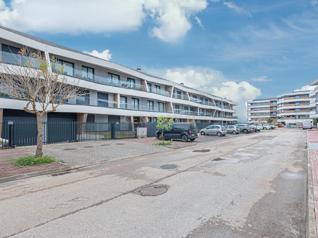 APARTAMENTO T2 NO EMPREENDIMENTO SKY CITY, COM TERRAÇO, VARANDA, PARQUEAMENTOS E ARRECADAÇÃO, EM CONDOMÍNIO COM JARDIM E PISCINA - Image 30