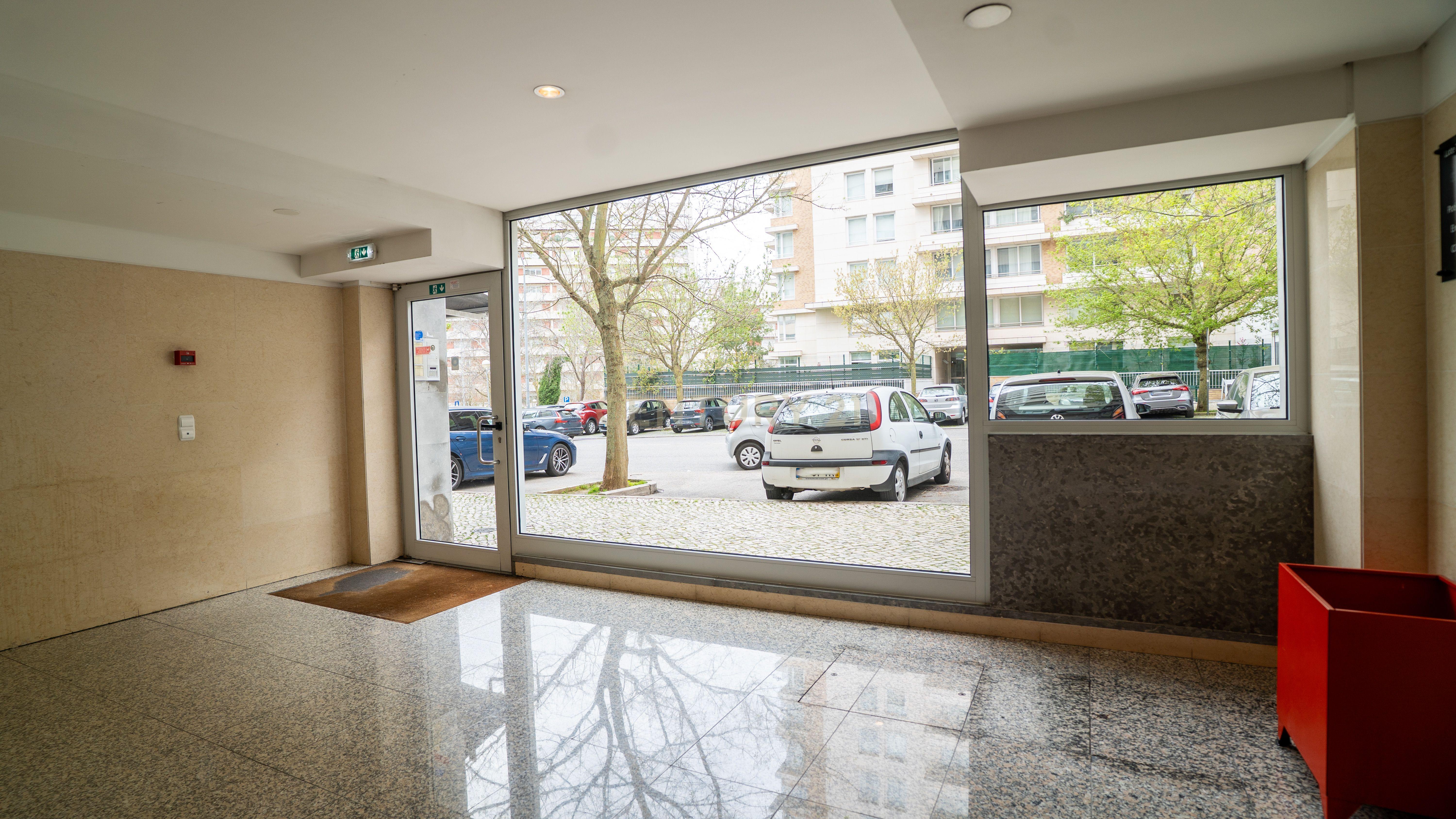 Apartamento T2 com Vista Panorâmica e garagem em Lisboa - 1550€ - Image 16