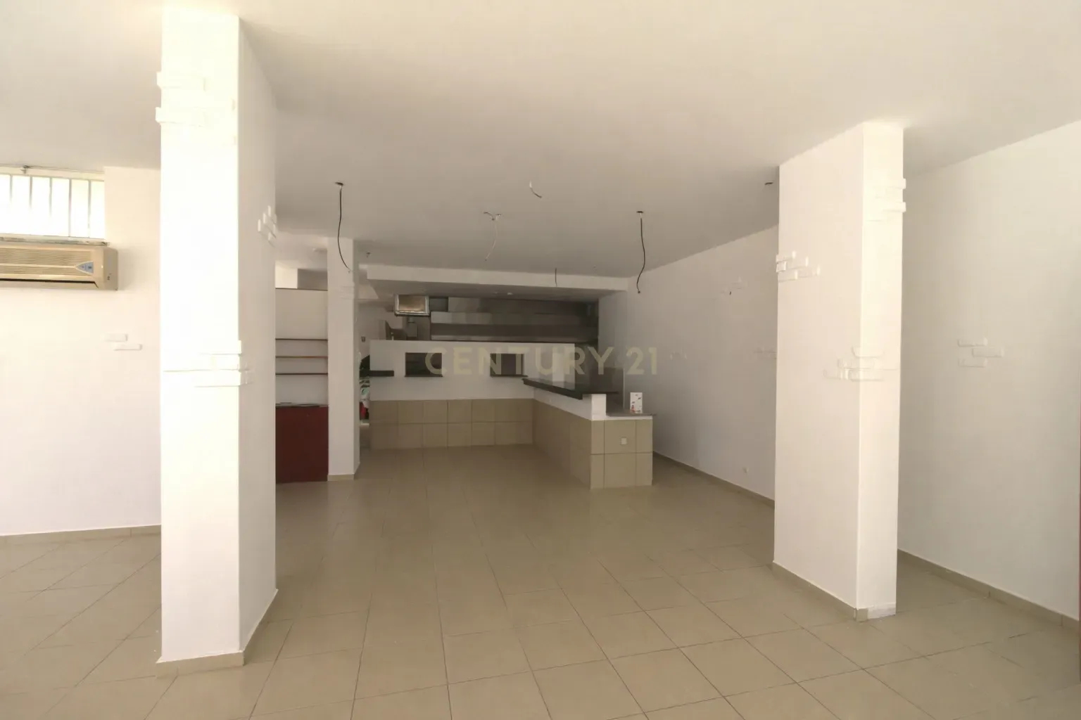 Fotografia 8 de OPORTUNIDADE   - LOJA COM GRANDE POTENCIAL PARA RESTAURANTE E OU SERVIÇOS PERTO DE PORTIMÃO.