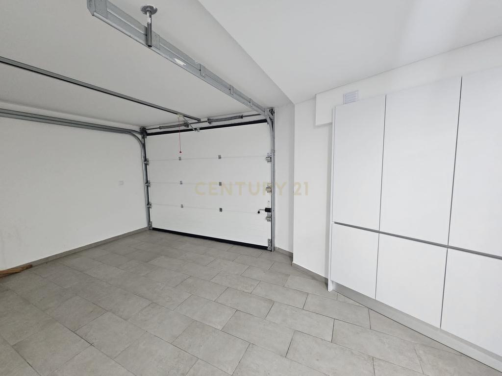 Moradia T4+1 de Luxo em Famões – Elegância, Conforto e Localização Premium - Image 24