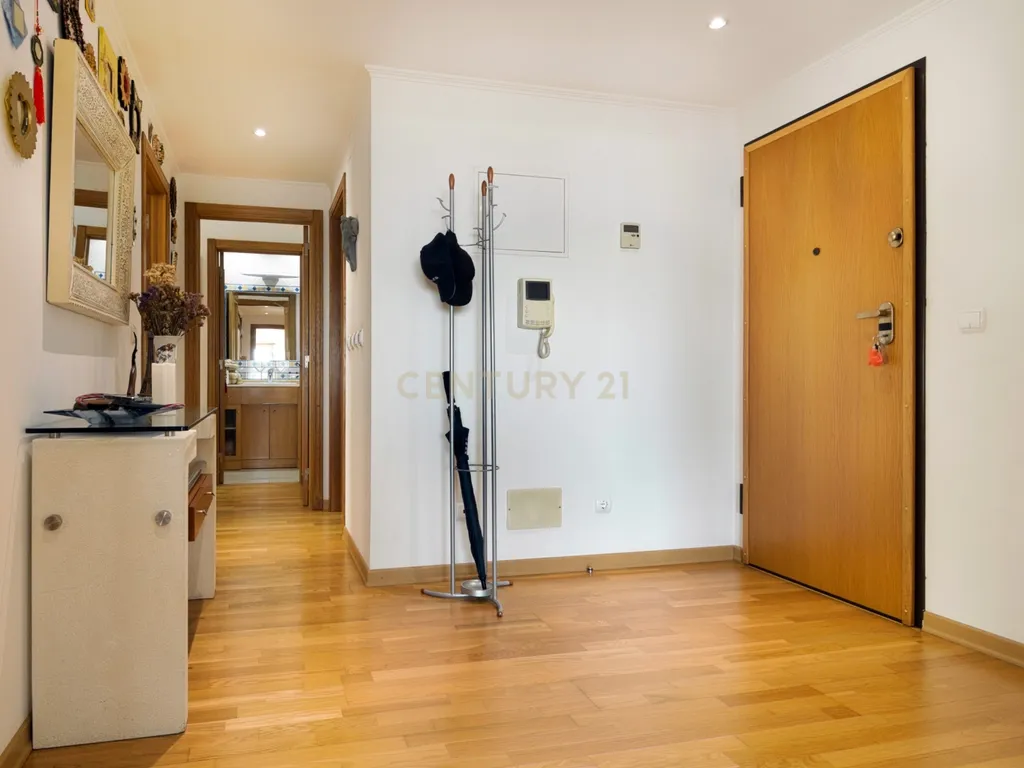 T3 espaçoso e luminoso no coração de Prior Velho - Image 5