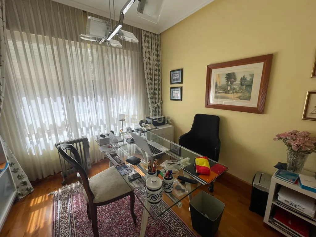 Luxuosa Moradia Renovada em Madrid com Vista para a Cidade - Image 81