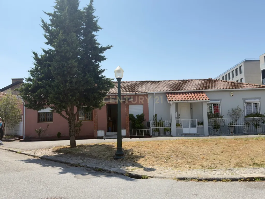 Moradia T3 Térrea para Remodelação | Excelente Oportunidade de Investimento junto ao Hospital de São João - Image 28