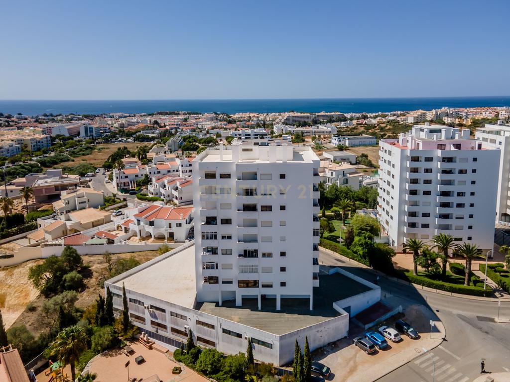 Apartamento T1 com Vista Parcial de Mar, Elevador e Garagem - Image 16