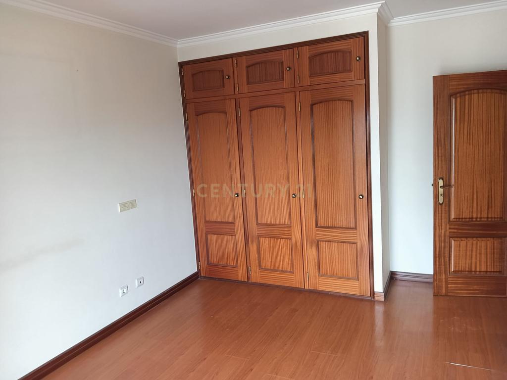 T3 com Suite/Garagem e Arrecadação - Vialonga - Image 46