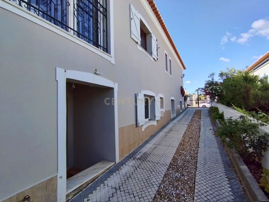 Oportunidade Única! Elegante Moradia + Apartamento T2 + Espaço + Funcionalidade = Qualidade de Vida. - Image 43