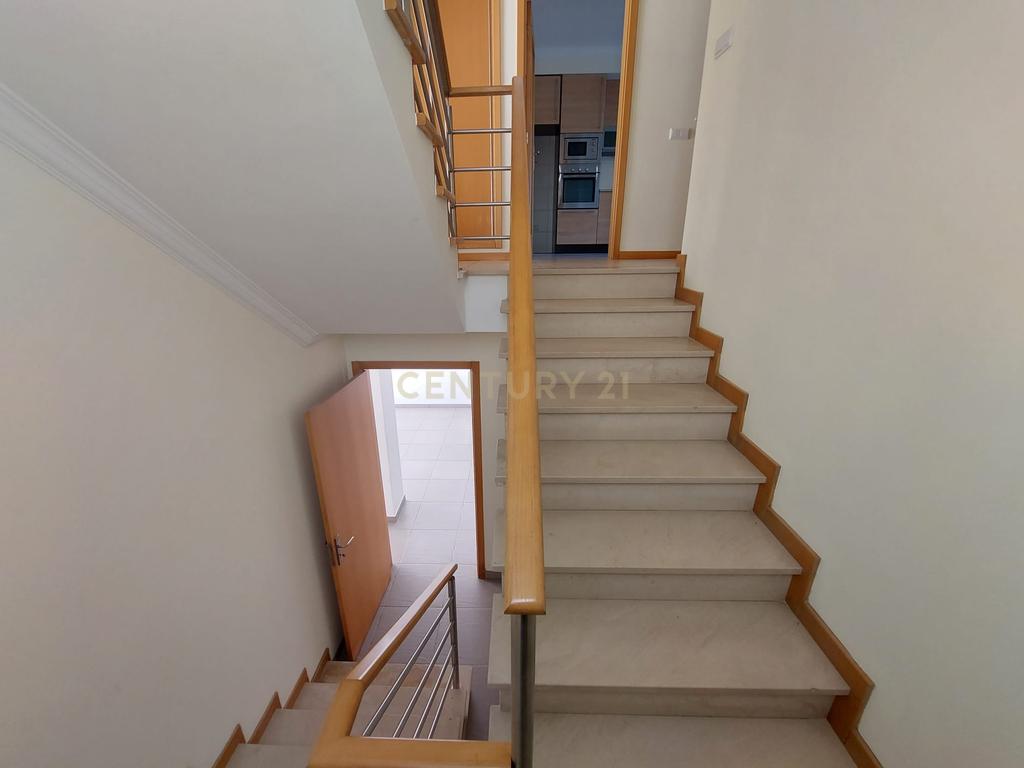 Moradia T4 de 3 Pisos com Piscina e Jardim - Image 26
